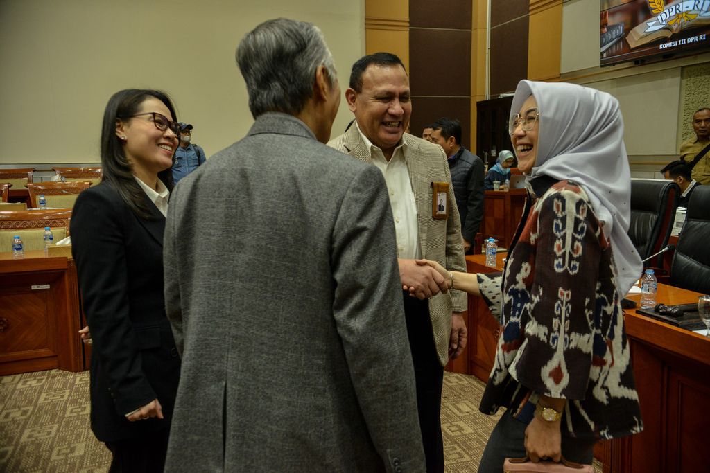 Ketua Komisi Pemberantasan Korupsi (KPK) Firli Bahuri (kedua dari kanan) berbincang-bincang dengan anggota Komisi III DPR di Kompleks Parlemen, Jakarta, Rabu (7/6/2023). 