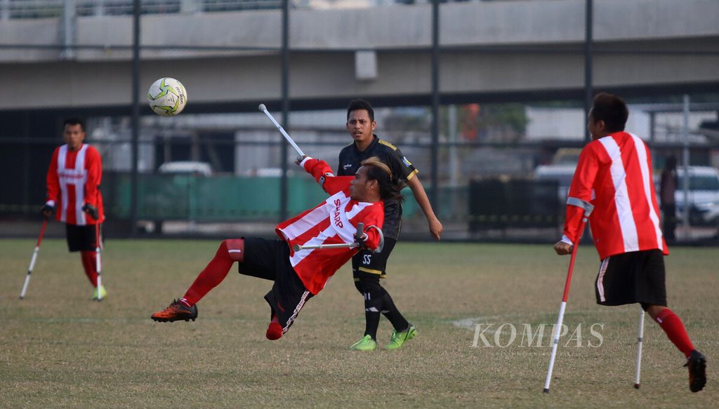 Pemain timnas Perkumpulan Sepak bola Amputasi Indonesia (PSAI) berlatih tanding dengan tim Garuda Keadilan FC di lapangan latih kompleks Jakarta International Stadium, Rabu (30/3/2022).