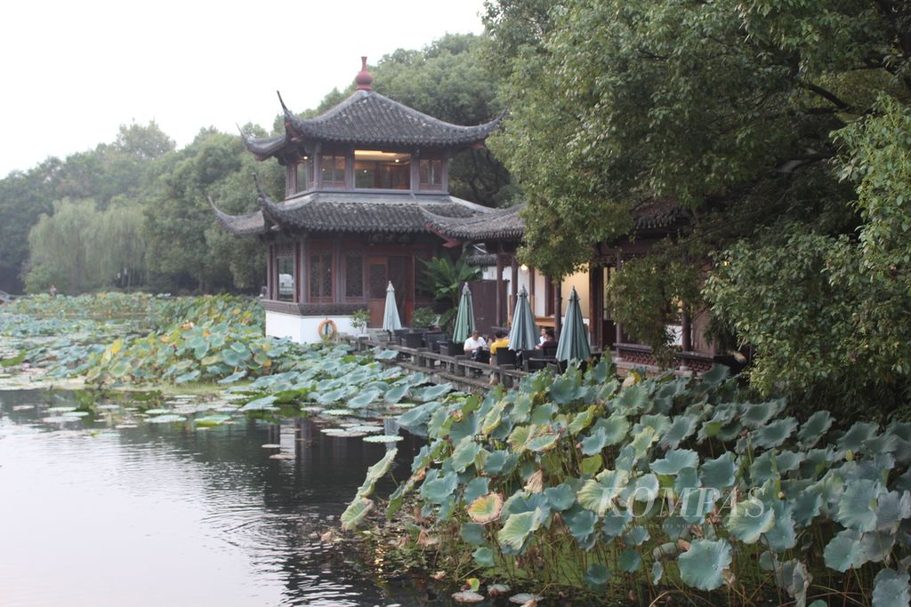 Pengunjung menikmati Taman Fukui area West Lake atau Danau Barat di kota Hangzhou, Provinsi Zhejiang, China, Rabu (27/9/2023). Kawasan danau seluas 3.322 hektar ini merupakan salah satu situs Warisan Dunia UNESCO. Danau ini sudah dikenal oleh penyair dan seniman sejak Dinasti Tang pada periode tahun 618- 907. Tidak hanya menjadi tempat bersejarah, danau itu juga merupakan destinasi wisata unggulan di China.