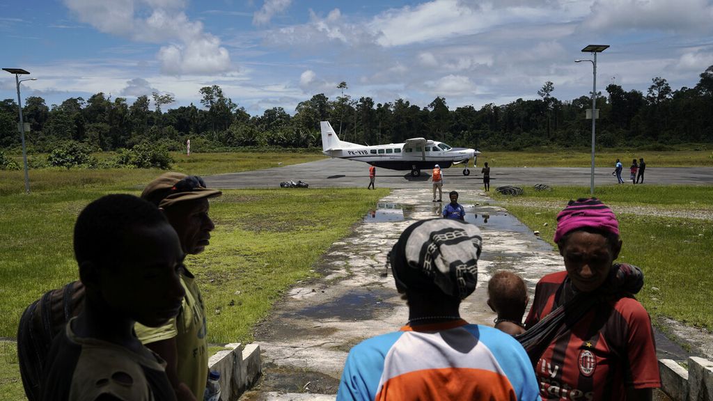  Pesawat setelah menurunkan penumpang di Bandara Korowai Batu, Kampung Danuwage, Kabupaten Boven Digoel, Papua, Rabu (4/3/2020). Pesawat menjadi satu-satunya moda transportasi tercepat menuju pintu masuk Korowai, yakni Kampung Danuwage, Boven Digoel. Waktu tempuh yang dibutuhkan hanya sekitar 45 menit penerbangan dari Bandara Tanah Merah. Sebenarnya, kami bisa saja menempuh jalur laut menggunakan ketinting, tetapi lamanya bisa berhari-hari. 