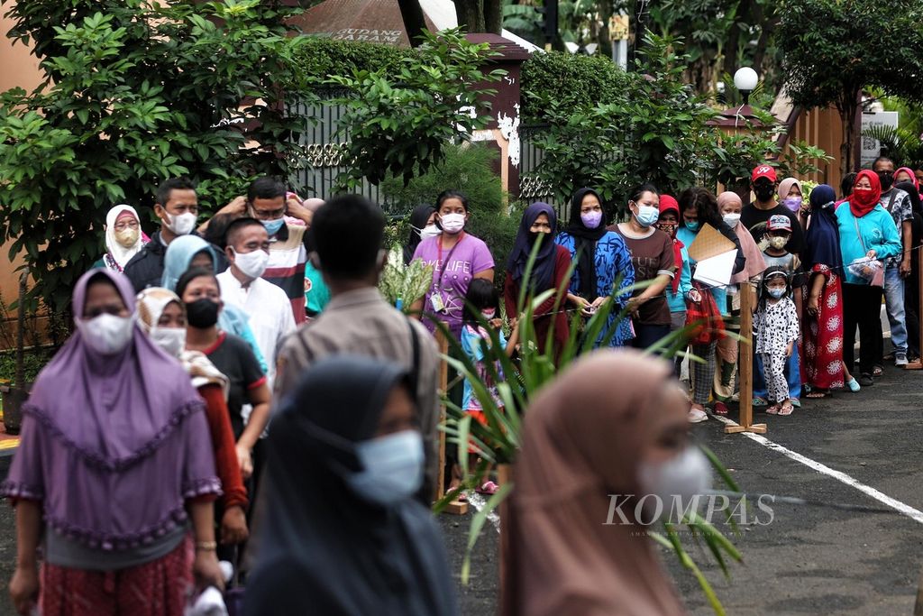 Warga antre membeli minyak goreng di halaman Polsek Pesanggrahan, Jakarta Selatan, Jumat (4/3/2022). 