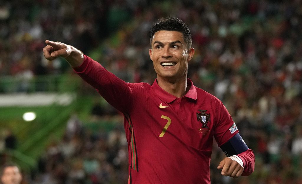 Penyerang Portugal Cristiano Ronaldo merayakan kemenangan timnya atas Swiss dalam babak penyisihan Liga Nasional Eropa grup 2 di Stadion Jose Alvalade, Lisabon, Portugal, Senin (6/6/2022) dini hari WIB. Cristiano Ronaldo adalah pemain pertama yang menciptakan 100 gol untuk tim nasional tanpa penalti.