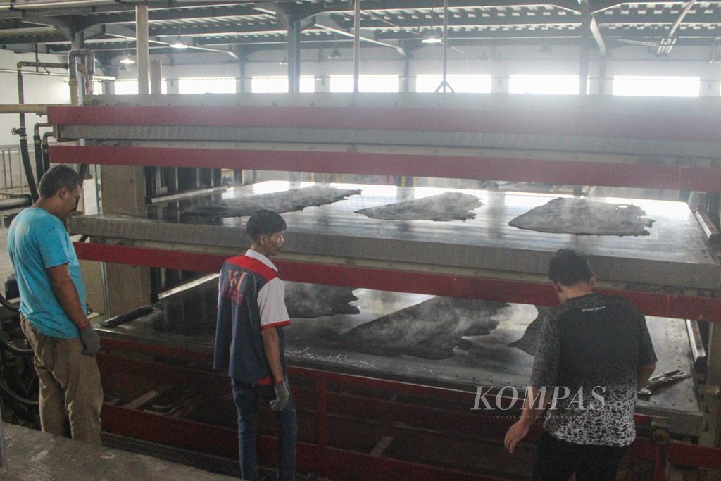 <i>Wet vacum</i> is one of the tools used by PT Garut Makmur Perkasa, one of the cowhide processing companies in Garut Regency, West Java, Thursday (28/3/2024). This tool has the same function as a hanging dry machine, namely to reduce the water content in each sheet of leather that has been processed at the final stage.