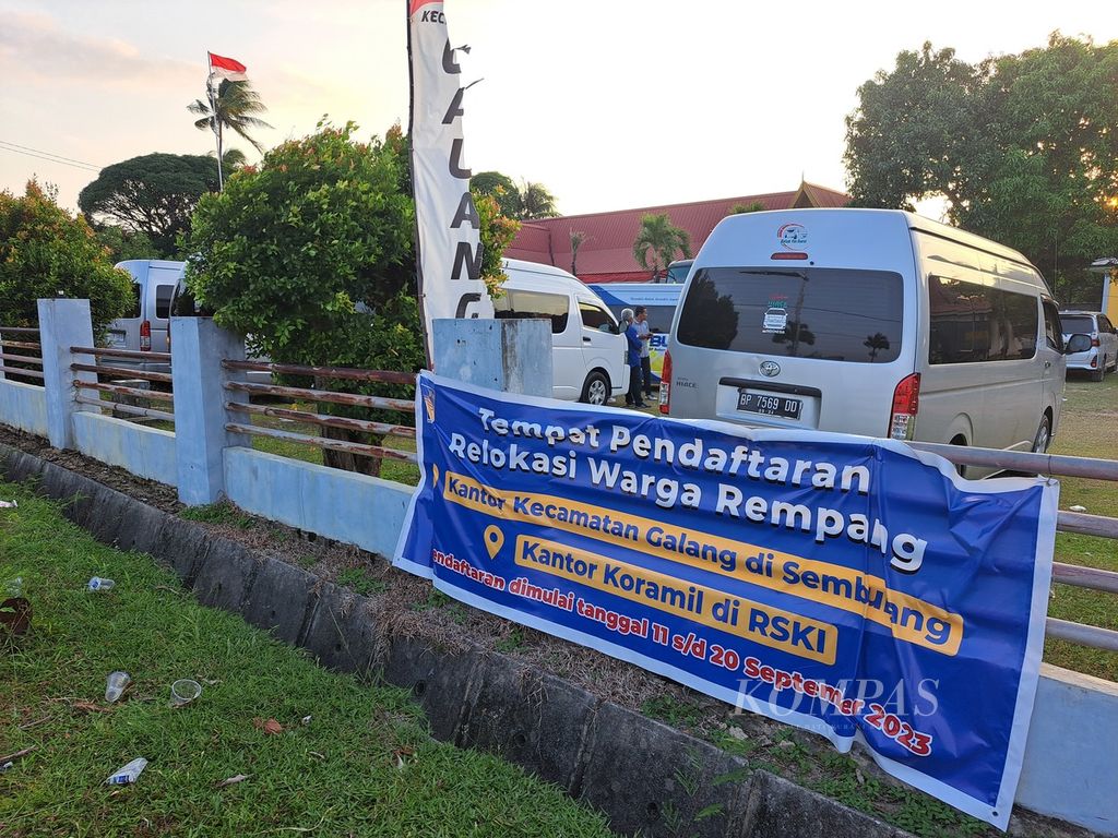 Spanduk pendaftaran relokasi warga Pulau Rempang di depan Kantor Camat Galang di Kelurahan Sembulang, Kecamatan Galang, Pulau Rempang, Kota Batam, Kepulauan Riau, Kamis (14/9/2023). 