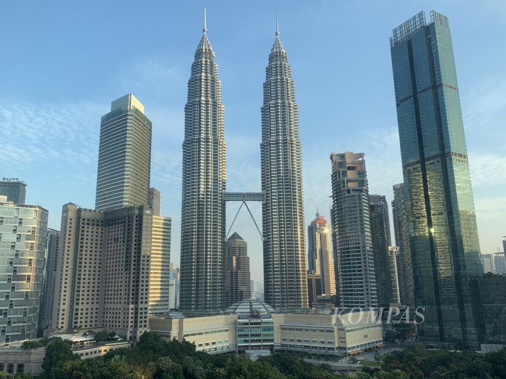 Menara Kembar Petronas di Kuala Lumpur, Malaysia yang masih menjadi ikon pariwisata Malaysia difoto Rabu (10/7/2019) dari Hotel Trades. Menara Kembar Petronas selesai dibangun tahun 1998 dengan 88 lantai berketinggian 452 meter.
