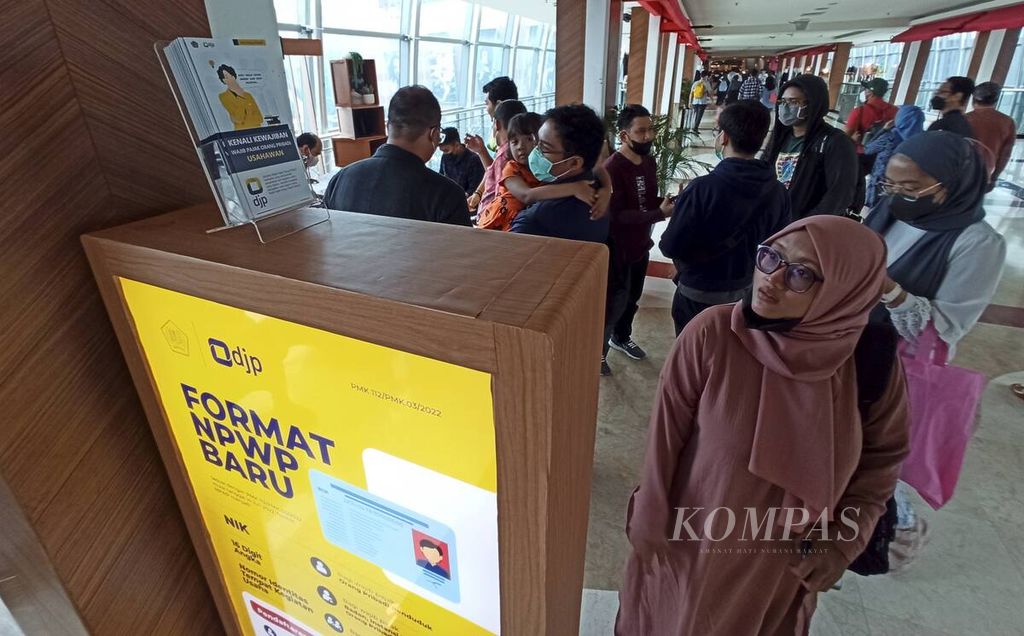 Pengunjung mendatangi gerai layanan konsultasi perpajakan yang diadakan Direktorat Jenderal Pajak (DJP) Kementerian Keuangan di Mal Pondok Indah, Jakarta, Minggu (26/2/2023). 
