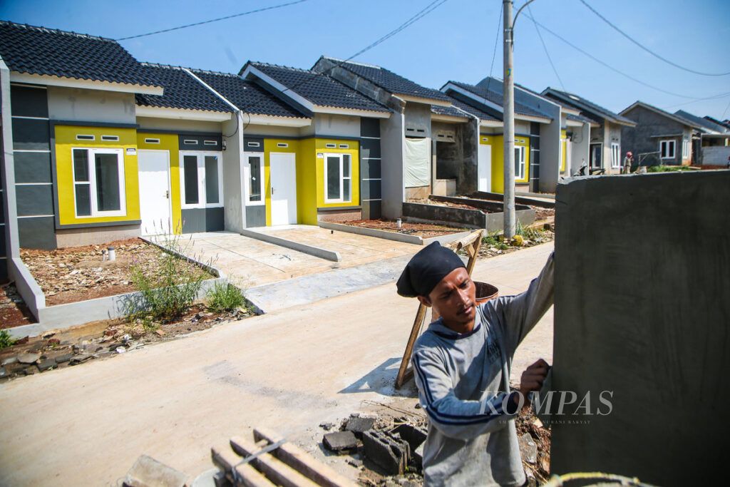 Pekerja merampungkan pembangunan komplek perumahan bersubsidi di kawasan Jampang, Bogor, Jawa Barat, Sabtu (12/6/2021). Pemerintah melalui Kementerian Pekerjaan Umum dan Perumahan Rakyat (PUPR), sesuai rencana strategis 2020-2024, menargetkan penyediaan 5 juta unit rumah. Rinciannya, sebanyak 900.000 unit merupakan rumah bersubsidi yang dibiayai melalui fasilitas likuiditas pembiayaan perumahan (FLPP), subsidi selisih bunga, dan subsidi bantuan uang muka.