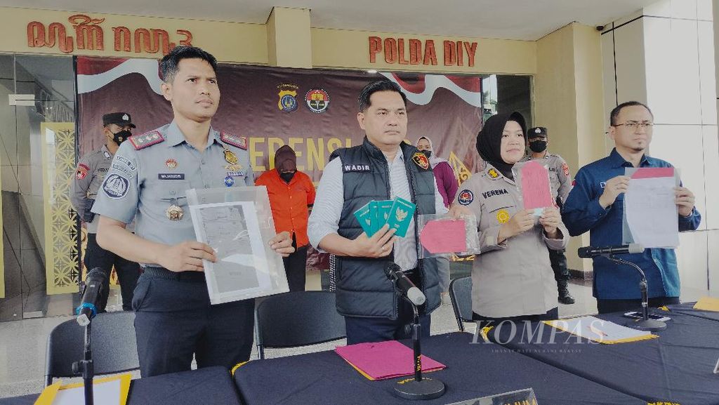 Jajaran polisi dari Polda DIY dan Kantor Imigrasi Yogyakarta menunjukkan sejumlah barang bukti yang berhasil disita dari dua tersangka yang akan memberangkatkan pekerja migran Indonesia (PMI) secara ilegal ke Qatar, Selasa (7/11/2023).