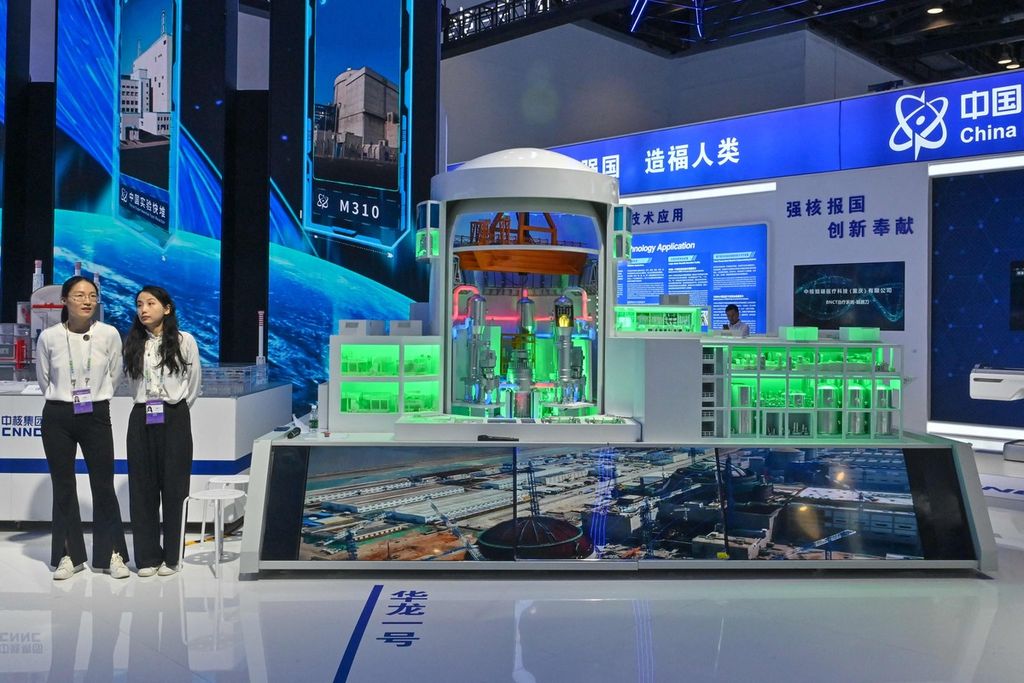 Model reaktor nuklir dipamerkan di Beijing pada Juli 2024.