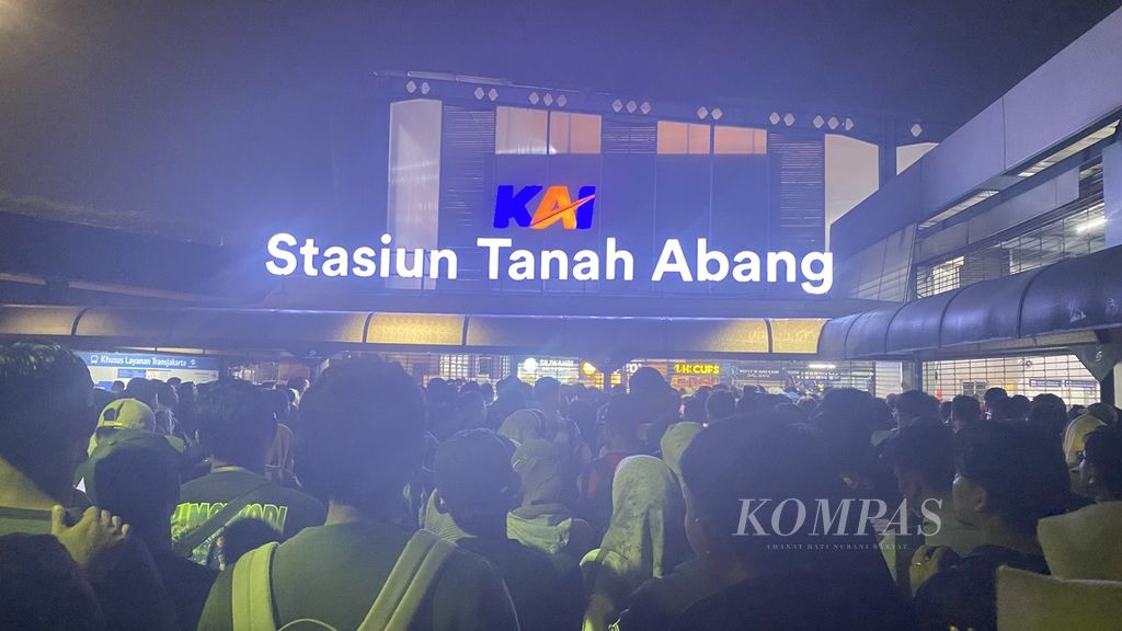 Terjadi penumpukan penumpang di Stasiun Tanah Abang, Jakarta Pusat, imbas pohon tumbang di lintasan Stasiun Kebayoran, Jumat (1/3/2024) malam.