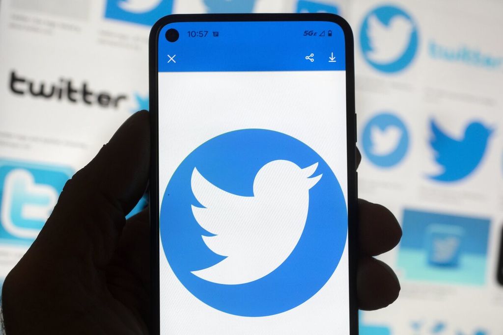 Logo Twitter terpampang di sebuah layar telepon seluler di Boston, AS, 14 Oktober 2022. 