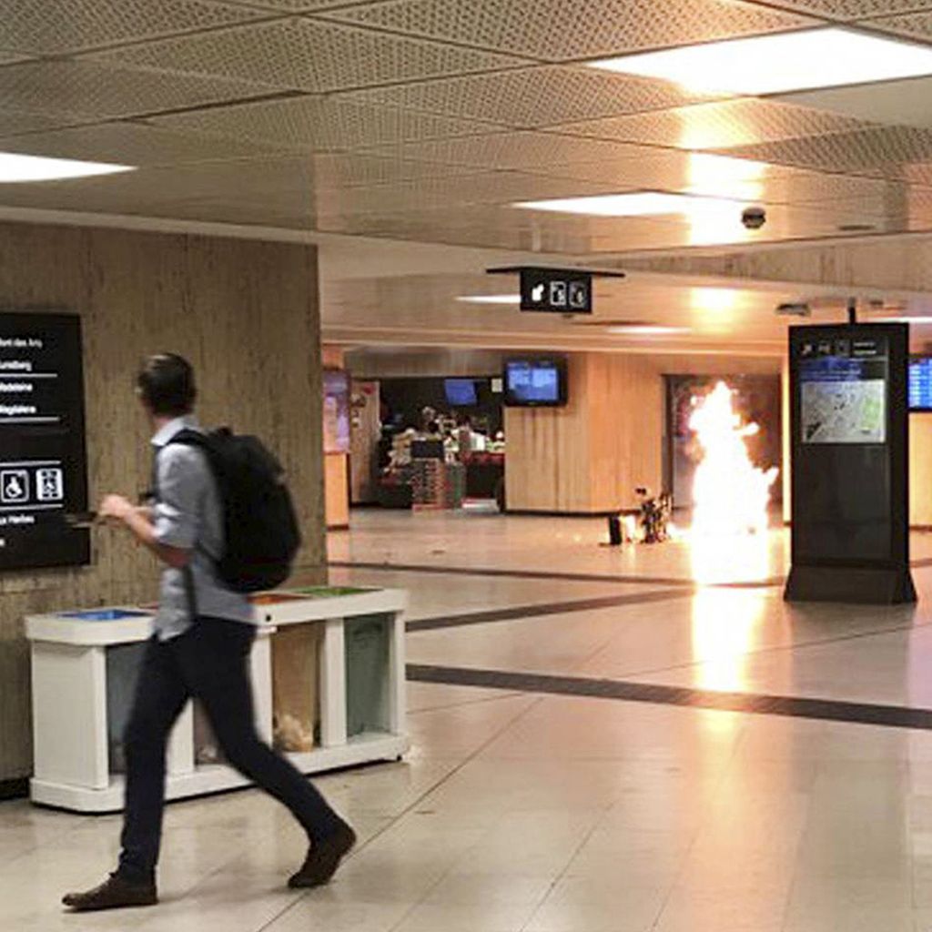 Ledakan  yang memancarkan api terjadi di stasiun kereta api bawah tanah di Brussels, Belgia,  Selasa (20/6). Polisi kemudian menembak pelaku peledakan itu  dengan dugaan serangan teror. Pria itu terbaring selama beberapa waktu saat polisi memeriksa apakah ada bom lain kemudian pria itu meninggal.