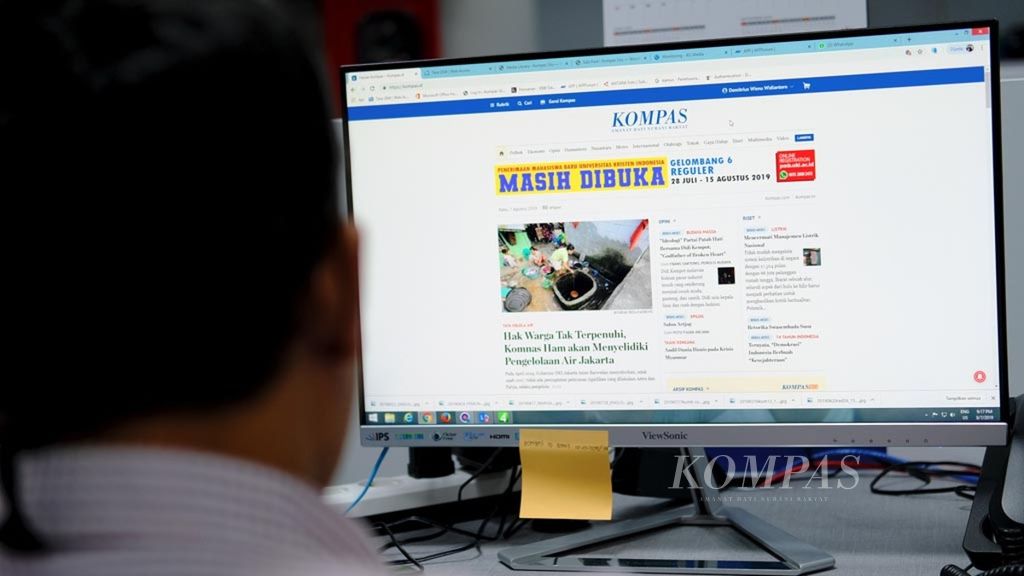 Readers access the Kompas.id page, which is one of the paid news portals in Indonesia, Wednesday (7/8/2019).