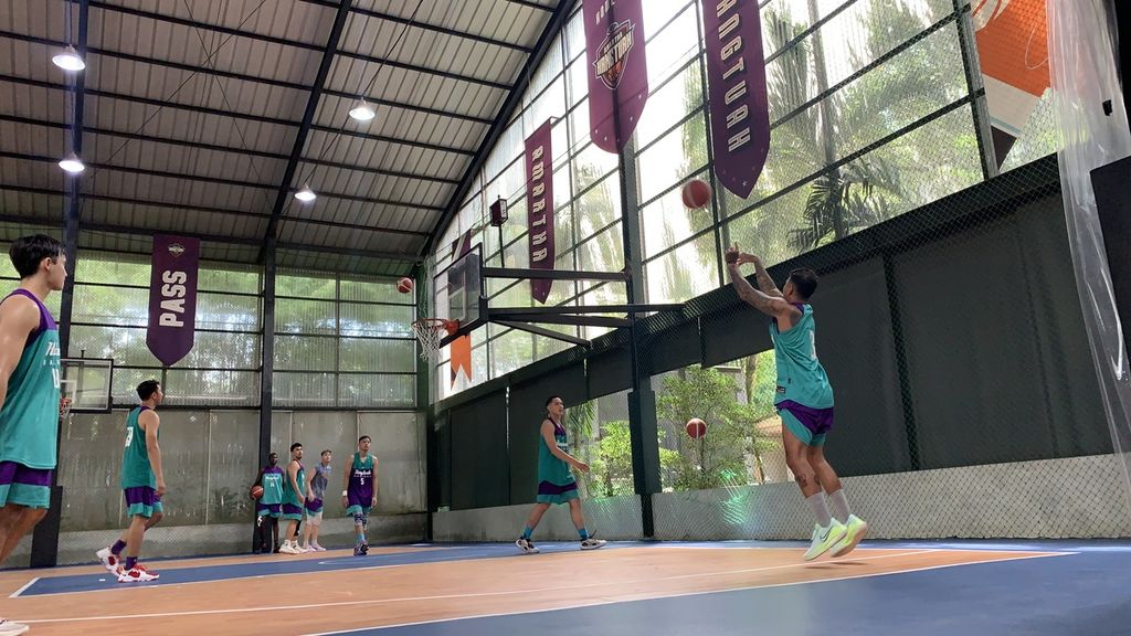 Latihan klub basket RJ Amartha Hangtuah Jakarta di Lapangan Basket Hangtuah, Jakarta, Rabu (11/1/2023). Ini merupakan latihan terakhir sebelum keberangkatan tim ke Bali untuk seri perdana Liga Bola Basket Indonesia (IBL) 2023, 14-21 Januari.