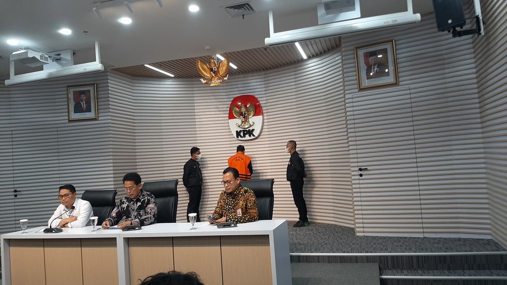 Deputy Chairman of KPK, Johanis Tanak (center) explains that KPK has detained Sidoarjo Regent Ahmad Muhdlor Ali regarding a corruption case in the environment of BPPD Sidoarjo Regency, at the KPK Building in Jakarta on Tuesday (7/5/2024).