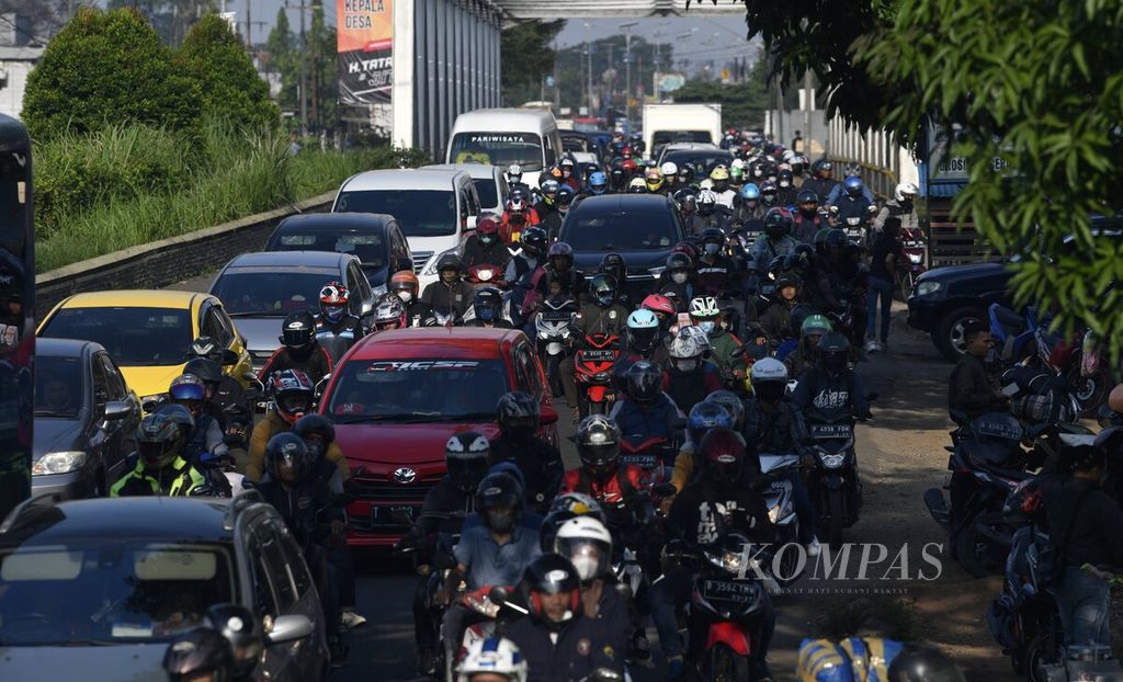 Sepeda motor para pemudik yang akan kembali ke Jakarta dan sekitarnya berjubel saat melewati jalur pantura di kawasan Klari, Karawang, Jawa Barat (8/5/2022). Kebijakan pemerintah menetapkan libur Lebaran tahun ini disambut antusias warga untuk melakukan perjalanan mudik. 