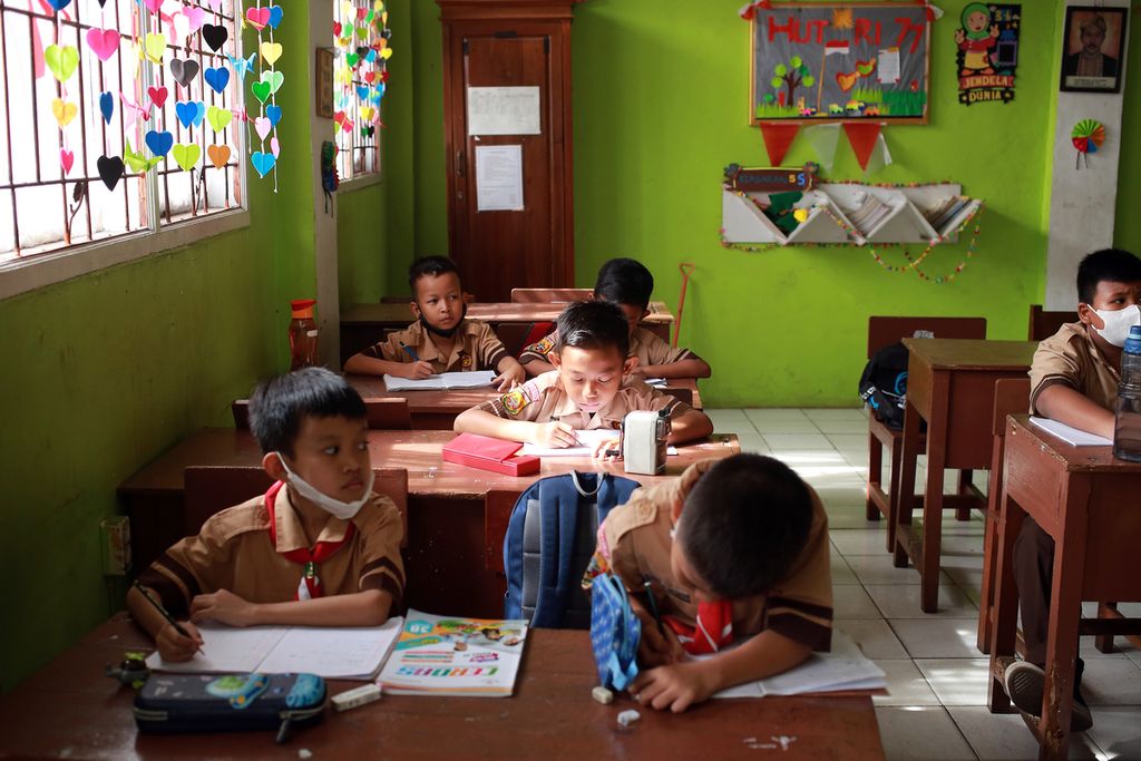 Siswa mengerjakan tugas sekolah di SDN Pondok Cina 1, Depok, Jawa Barat, Rabu (16/11/2022). Siswa SDN Pondok Cina 1 diajar oleh orangtua murid sejak 7 November lalu. 