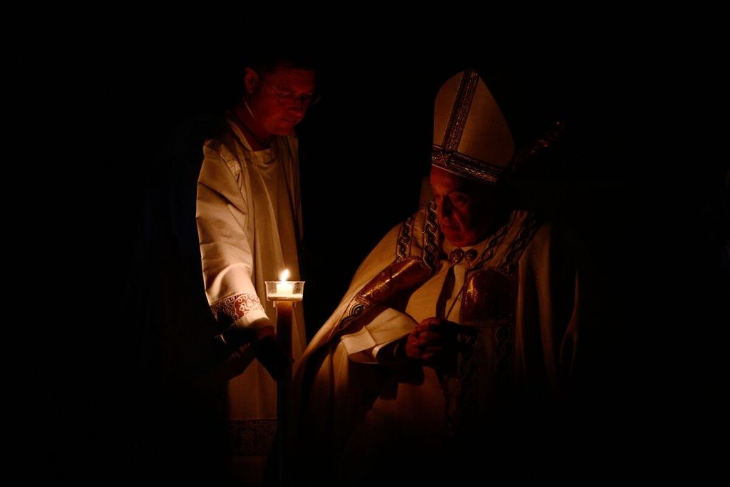 Paus Fransiskus memimpin misa vigili Paskah, Sabtu (30/3/2024) di Vatikan.