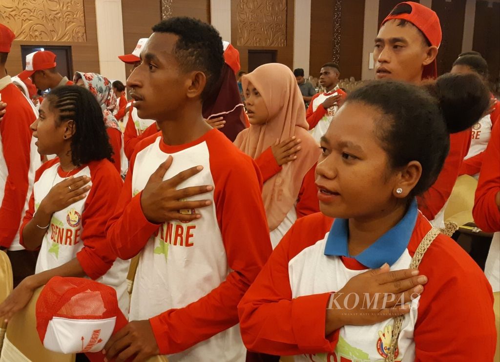 Ratusan remaja Papua Barat mengucapkan ikrar remaja dalam kegiatan Akselerasi Program Kependudukan, Keluarga Berencana dan Pembangunan Keluarga di Aimas Convention Center, Aimas, Kabupaten Sorong, Kamis (1/11/2018). 