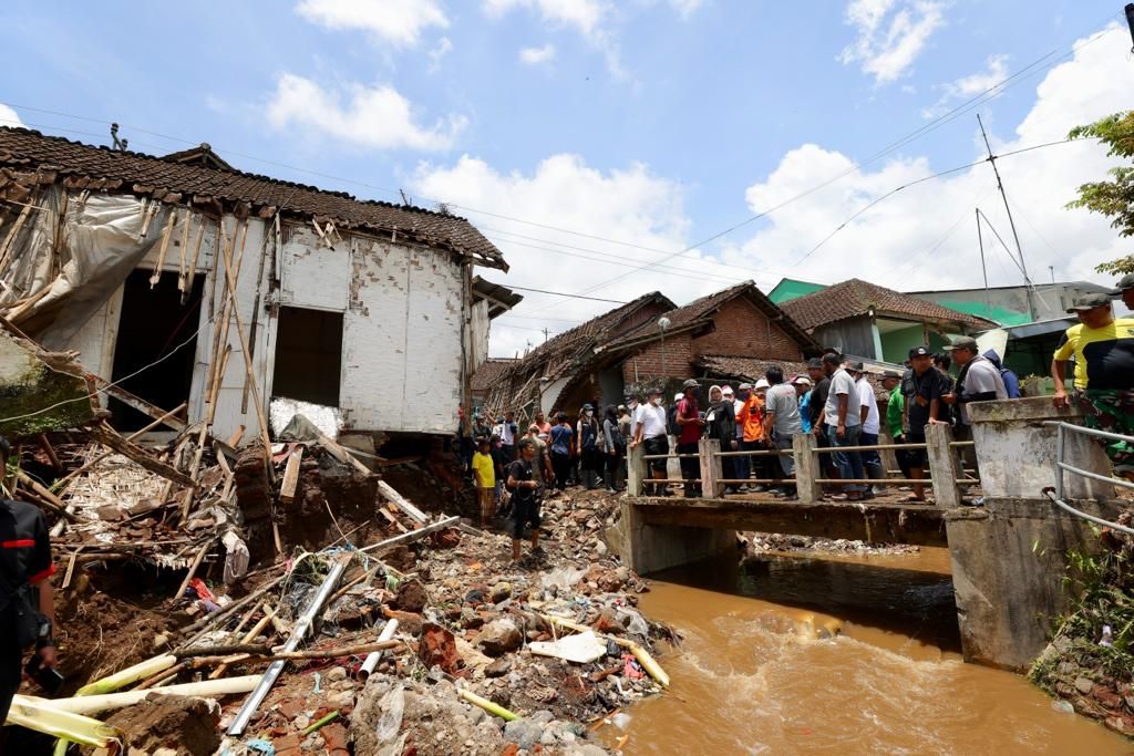 Kondisi perkampungan di Desa Kalibaru Wetan, Kabupaten Banyuwangi, Jawa Timur,  Jumat (4/11/2022) siang. Banjir melanda kawasan itu pada Kamis malam dan kini menyisakan tumpukan material.