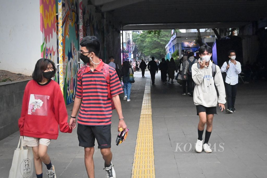 Warga melintas di Terowongan Kendal di daerah Dukuh Atas, Kecamatan Tanah Abang, Jakarta Pusat, Senin (25/7/2022) sore. 