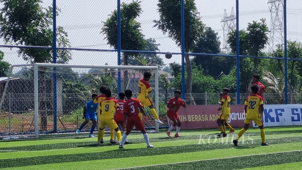 Pemain Salfa Soccer melompat dalam peluang sepak pojok dalam laga melawan Buperta Cibubur pada pekan keempat Liga Kompas Kacang Garuda U-14, Minggu (17/12/2023), di Lapangan Dewantara, Tangerang Selatan, Banten. Salfas menang, 1-0.