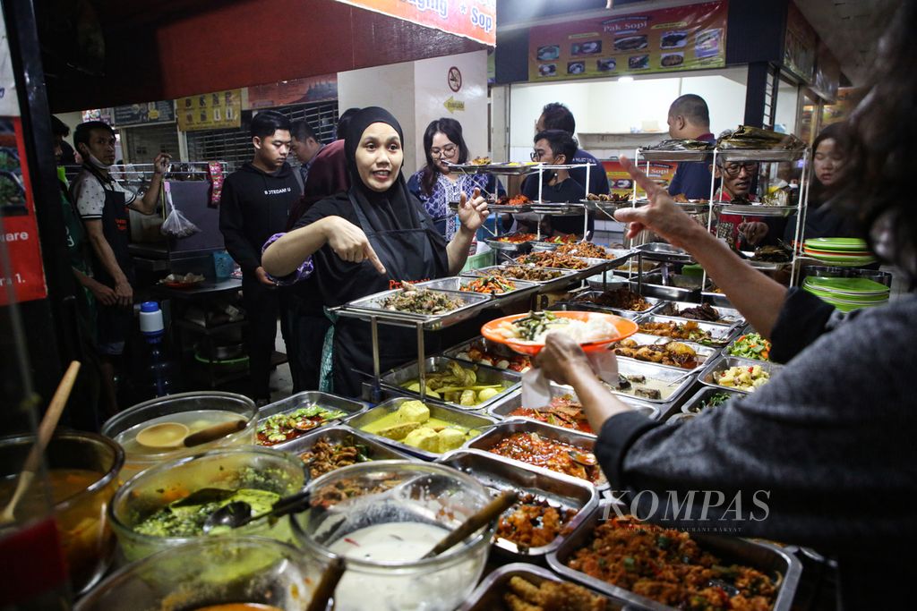Pedagang melayani pengunjung saat jam makan siang di pujasera pusat perbelanjaan di kawasan Blok M, Jakarta Selatan, Rabu (9/8/2023). 