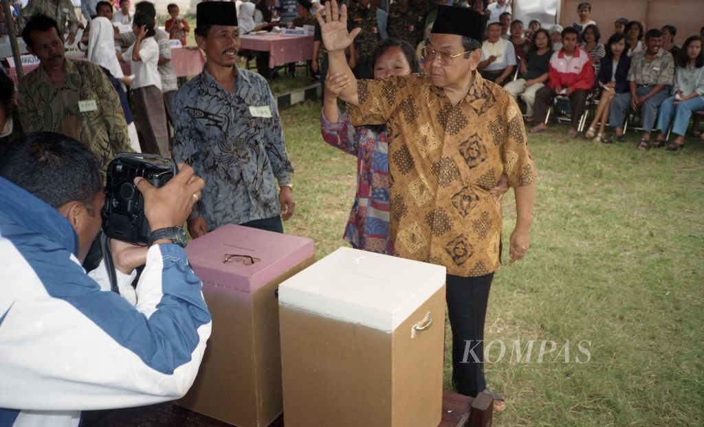 Deklarator Partai Kebangkitan Bangsa (PKB), KH Abdurrahman Wahid (Gus Dur), mencoblos di TPS 21 Kelurahan Ciganjur, Jakarta Selatan, Senin (7/6/1999). Ia datang bersama istri dan dua anaknya. Di TPS ini, PKB harus puas di urutan kedua.