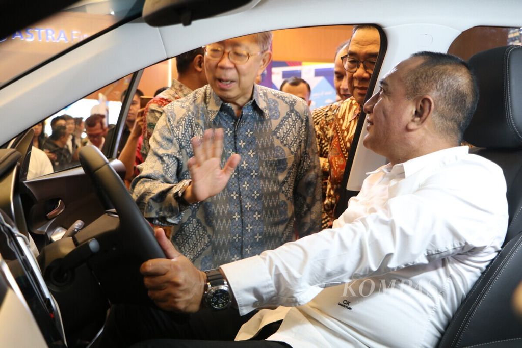 Gubernur Sumatera Utara Edy Rahmayadi (duduk di mobil) dan Ketua Umum Gabungan Industri Kendaraan Bermotor Indonesia (Gaikindo) Yohannes Nangoi mengunjungi pameran otomotif Gaikindo Indonesia International Auto Show (GIIAS) Medan 2019, di Santika Premiere Dyandra Santika Premiere Dyandra Hotel and Convention, Medan, Sumatera Utara, Rabu (23/10/2019).