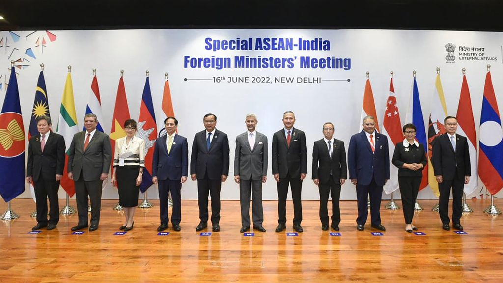 Foto yang dirilis Kementerian Luar Negeri India ini, Menteri Luar Negeri India S. Jaishankar (tengah) berfoto bersama para menteri luar negeri ASEAN di New Delhi, India, Kamis (16/6/2022).  (Indian Foreign Minister S. Jaishankar's Twitter handle via AP)