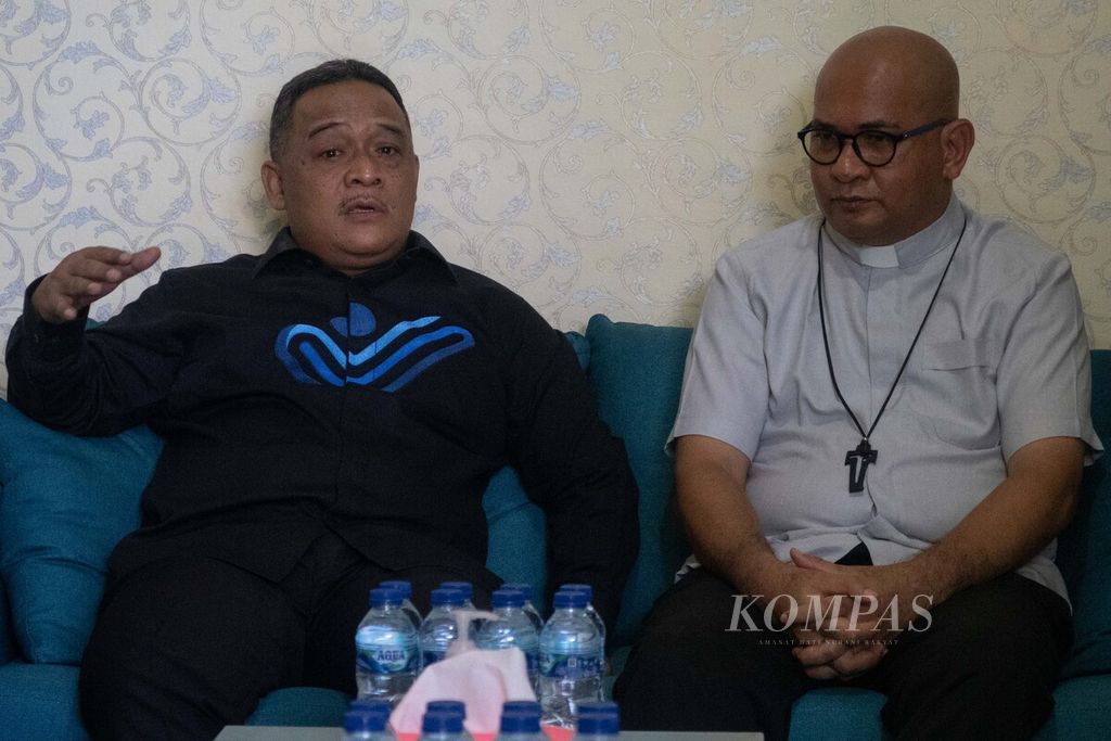 Kepala Badan Pelindungan Pekerja Migran Indonesia Benny Rhamdani (kiri) bertemu RD Chrisanctus Paschalis Saturnus di Batam, Kepulauan Riau, Kamis (30/3/2023).
