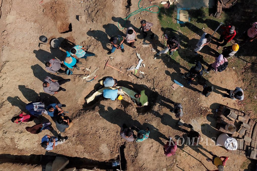 Proses pengangkatan dan pemindahan fosil gading gajah purba stegodon yang telah terbungkus gabus sintetis di lokasi penemuan untuk dibawa ke Museum Ngebung di Desa Ngebung, Kabupaten Sragen, Jawa Tengah, Rabu (2/8/2023).