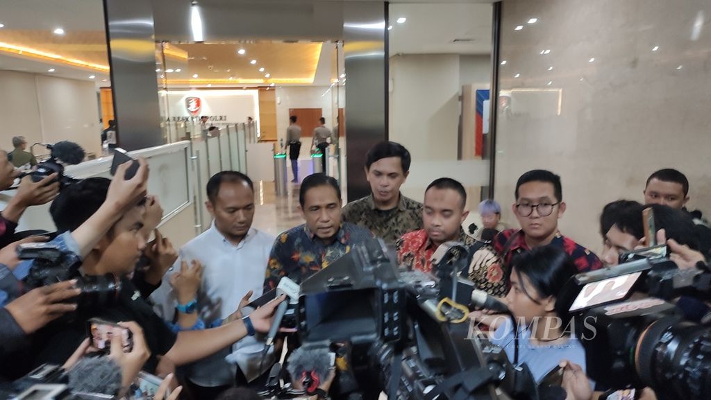 Penasihat hukum Firli Bahuri, Ian Iskandar, seusai mendampingi pemeriksaan Firli Bahuri, Jumat (1/12/2023), di Bareskrim Polri. 