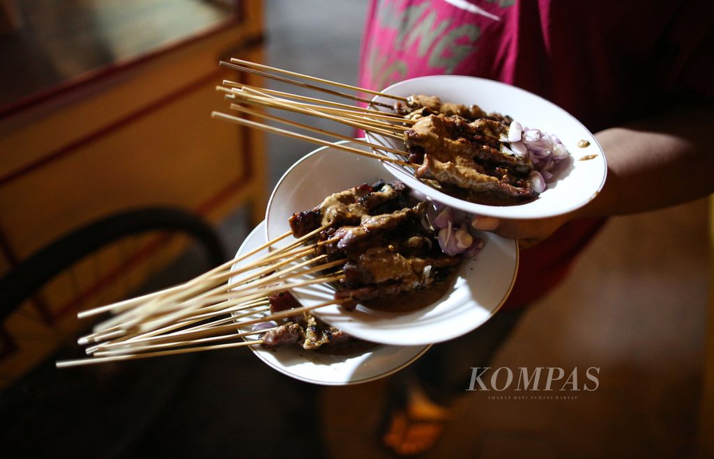 Sate Sapi Karang Pak Prapto di Kotagede, Kota Yogyakarta, Daerah Istimewa Yogyakarta, Kamis (3/8/2023). Sate sapi yang berjualan di Lapangan Karang ini telah ada sejak tahun 1980-an dan merupakan salah satu kuliner legendaris yang patut dicoba.