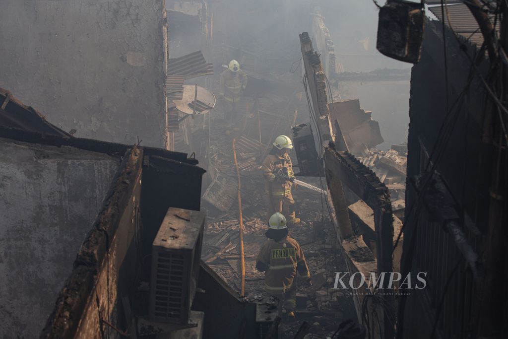 Ratusan rumah diperkirakan hangus terbakar akibat kebakaran yang terjadi di kawasan Manggarai, Jakarta Selatan, Selasa (13/8/2024). 