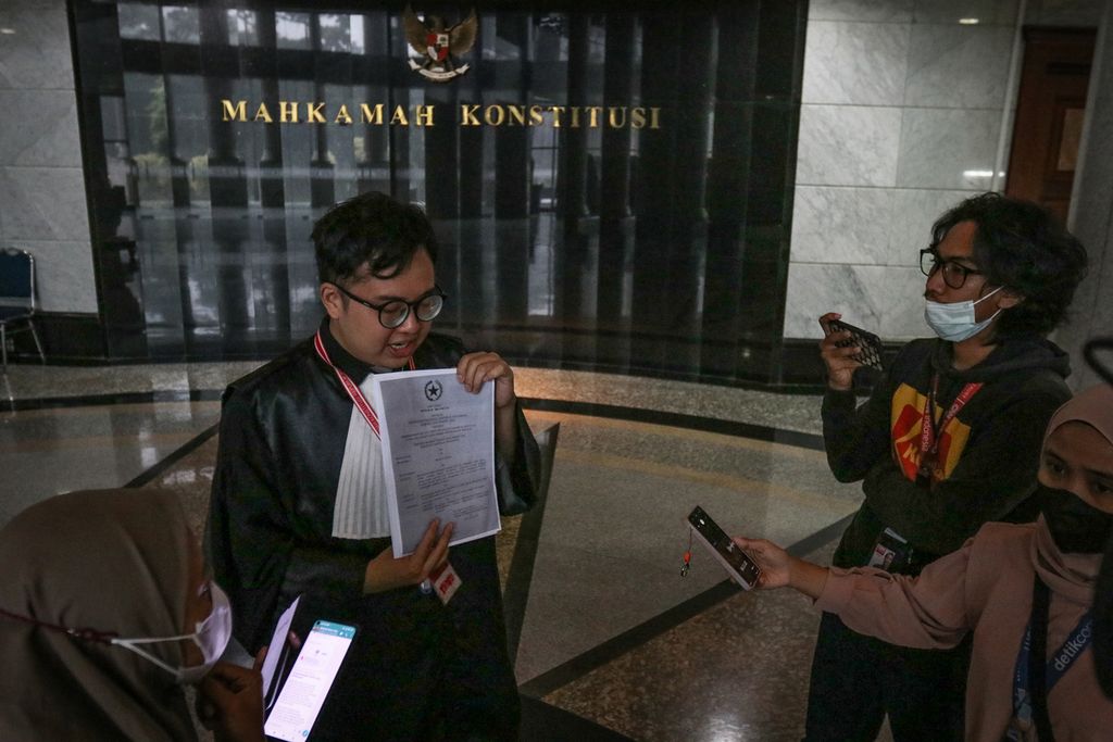 Zico Leonard Djagardo Simanjuntak menunjukkan salinan Keppres Nomor 114/P Tahun 2022 kepada wartawan di Gedung Mahkamah Konstitusi, Jakarta, Rabu (1/3/2023). Zico memberikan bukti baru terkait dugaan pengubahan substansi putusan MK berupa surat pemberhentian dengan hormat Hakim Konstitusi Aswanto yang tertuang dalam Keppres Nomor 114/P Tahun 2022. 