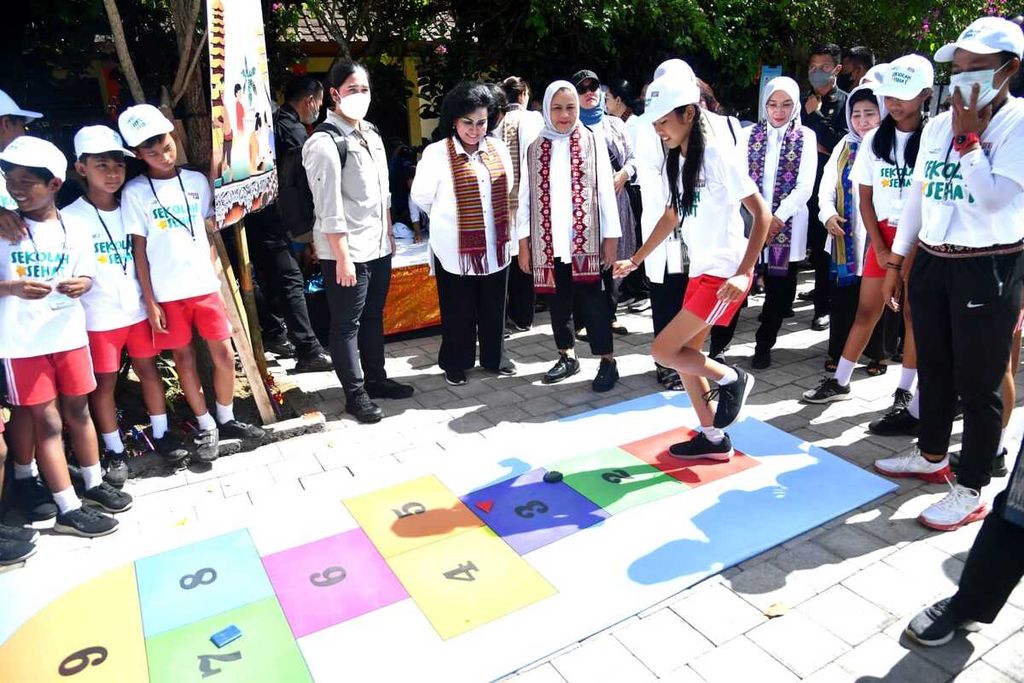 Permainan tradisional diharap membudaya di kalangan anak-anak Indonesia. Nyonya Iriana dan anggota Organisasi Aksi Solidaritas Era Kabinet Indonesia Maju (OASE KIM) bermain bersama anak-anak sekolah di SDN 4 Manukaya, Gianyar, Bali, Jumat (9/6/2023). 