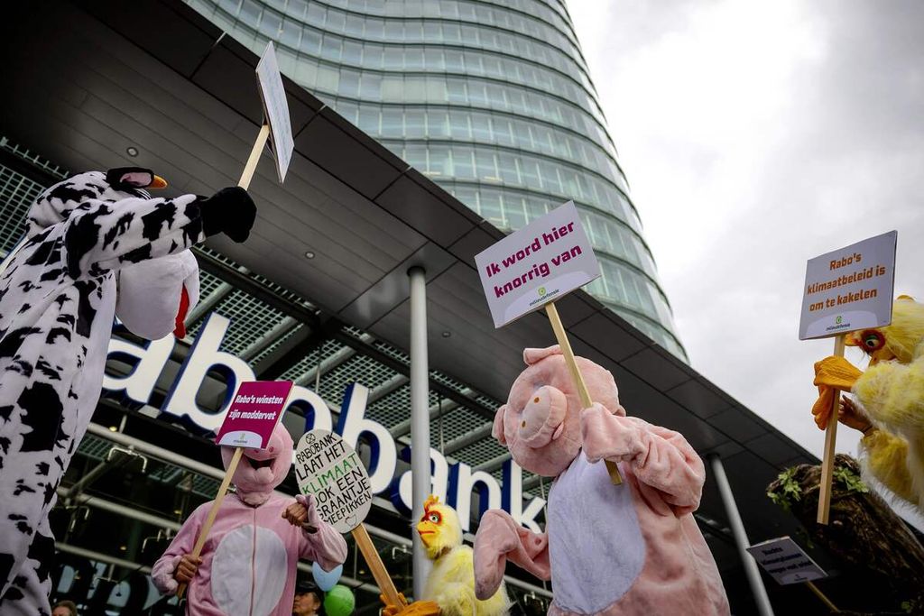 Aktivis iklim berdemonstrasi di depan kantor pusat bank Belanda, Rabobank, tempat pertemuan tahunan pejabat bank tersebut berlangsung, di Utrecht, Belanda, 16 Mei 2023. 