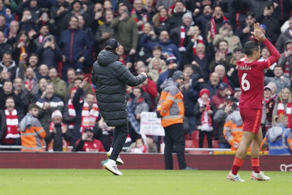 Manajer Liverpool Juergen Klopp (tengah) dan timnya merayakan kemenangan atas Watford pada lanjutan Liga Inggris di Stadion Anfield, Liverpool, Sabtu (2/4/2022) malam. Liverpool menang, 2-0, pada laga itu.