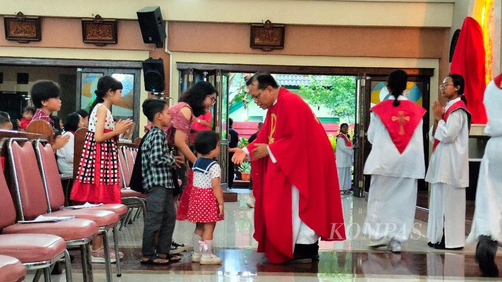 In the solemn atmosphere of remembering the death of Jesus Christ, the blessing ceremony for children that is usually given in the Eucharist celebration was canceled during the Good Friday worship at St. Michael Church in Mertoyudan District, Magelang Regency, on Friday (29/3/2024). The pastor then replaced it by inviting children to shake hands.