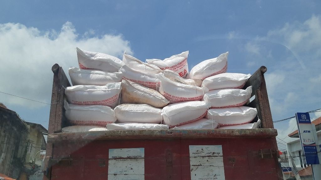 Sebuah truk mengangkut puluhan karung pupuk subsidi dari Gudang Lini III Indramayu ke salah satu kios distributor di Kecamatan Lohbener, Kabupaten Indramayu, Kamis (09/12/2021). Distribusi yang tidak merata mengakibatkan kelangkaan pupuk di sejumlah daerah.