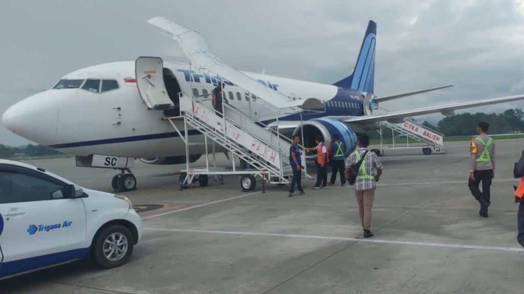 Pesawat Trigana Air Boeing 737-500 yang ditembaki kelompok kriminal bersenjata saat lepas landas dari Bandara Nop Goliat Deikai, Kabupaten Yahukimo, Papua Pegunungan, telah mendarat di Bandara Sentani Jayapura, Papua, Sabtu (11/3/2023).
