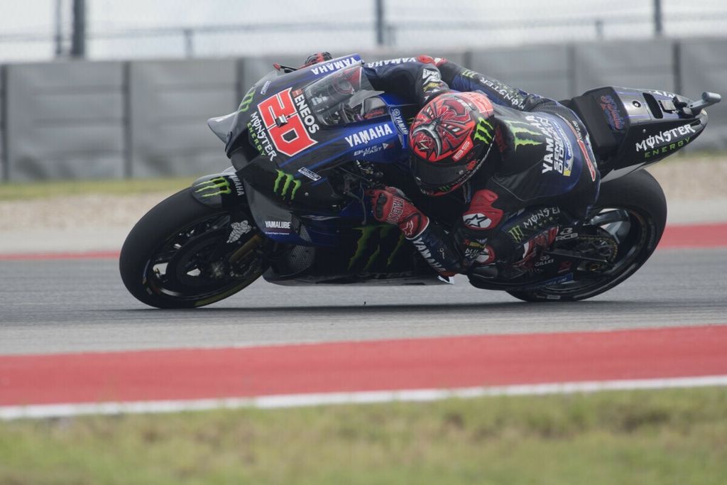 Fabio Quartararo, pebalap tim Monster Energy Yamaha, melaju di tikungan pada balapan Grand Prix MotoGP Amerika di Austin, Texas, AS, 3 Oktober 2021.