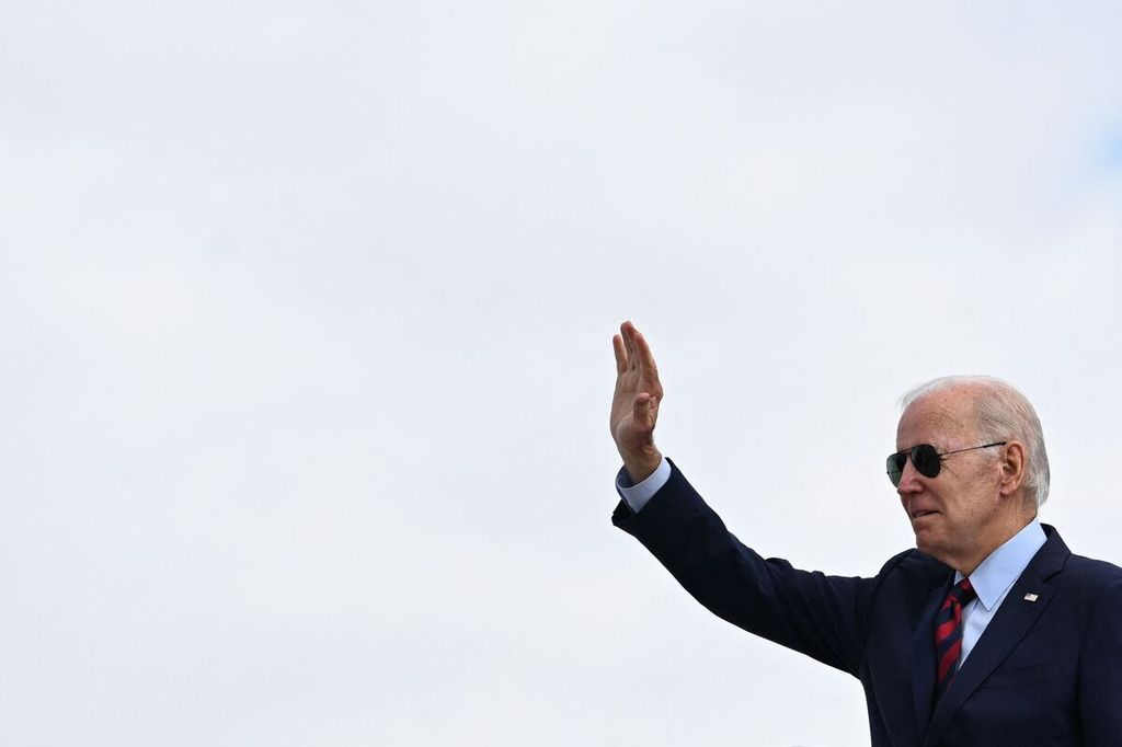 Presiden Amerika Serikat Joe Biden bersiap terbang dari Pangkalan Udara Andrews di Maryland, AS, pada November 2022.