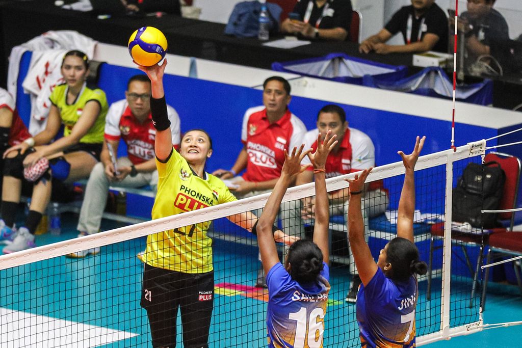 Indonesian women's volleyball player, Aulia Suci Nurfadila (left), attempted to spike a block by Indian volleyball players, Rajendran Nair Sindhu Shilpa (middle) and Kovat Shaji Jini (right), in the second round of the Asian Volleyball Confederation (AVC) Challenge Cup 2023 at GOR Tri Dharma, Gresik, East Java, on Friday (23/6/2023).