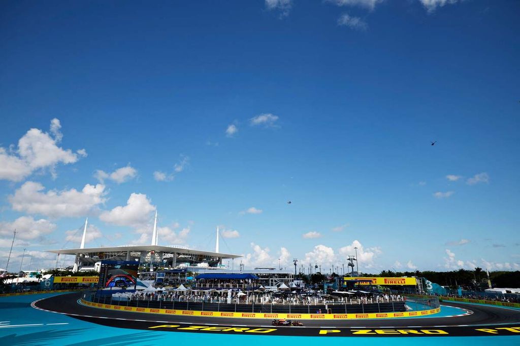 Pebalap tim Red Bull Max Verstappen memacu mobilnya saat sesi kualifikasi Grand Prix Formula 1 seri Miami di Sirkuit Internasional Miami Autodrome, Miami Gardens, Florida, AS, Sabtu (4/5/2024). 