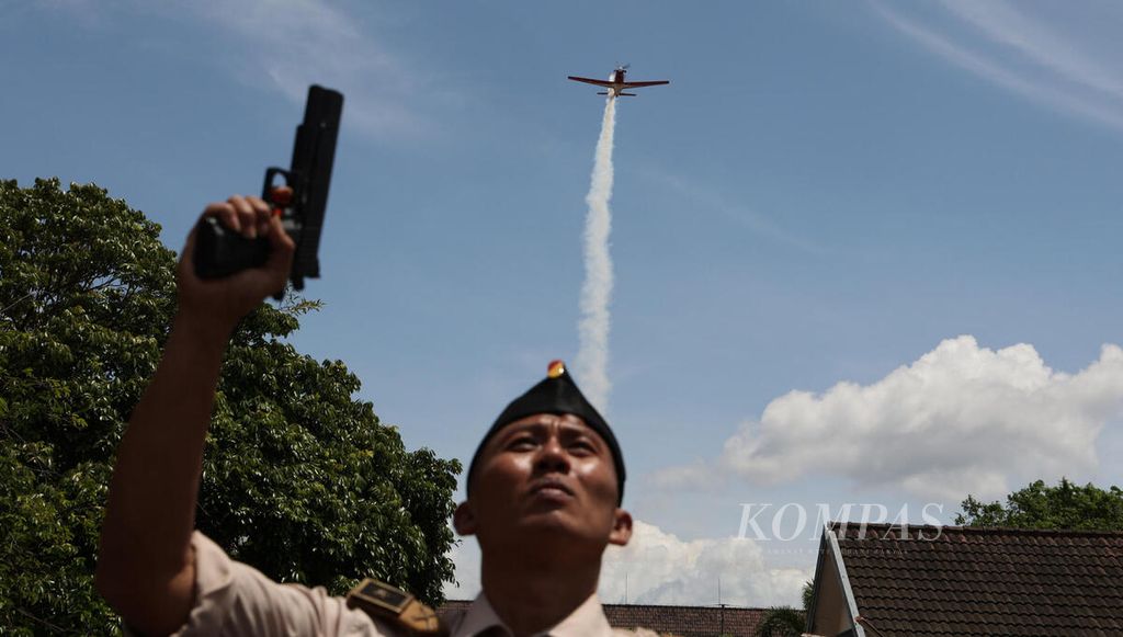 Tim aerobatik TNI Angkatan Udara Jupiter Aerobatic Team tampil saat Komunitas Djokjakarta 1945 hendak menggelar aksi drama teatrikal peristiwa Serangan Umum 1 Maret 1949 di Museum Benteng Vredeburg, Yogyakarta, Selasa (1/3/2022).