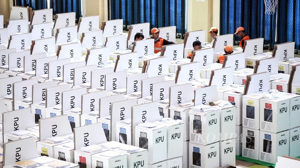 Petugas penanganan prasarana dan sarana umum (PPSU) membantu mempersiapkan logistik Pemilu 2019 di gudang logistik KPU Tanah Abang di Gelanggang Remaja Tanah Abang, Jakarta Pusat (11/4/2019). 