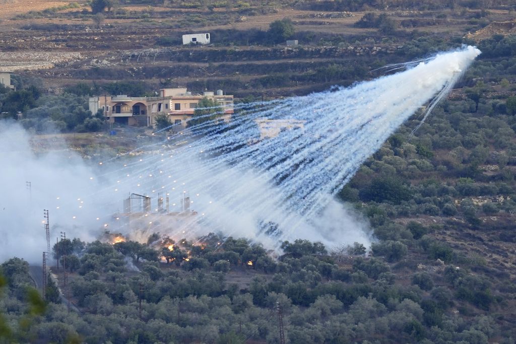 Sebuah peluru artileri Israel meledak di atas sebuah rumah di Al-Bustan, desa perbatasan Lebanon dengan Israel, Lebanon selatan, 15 Oktober 2023.