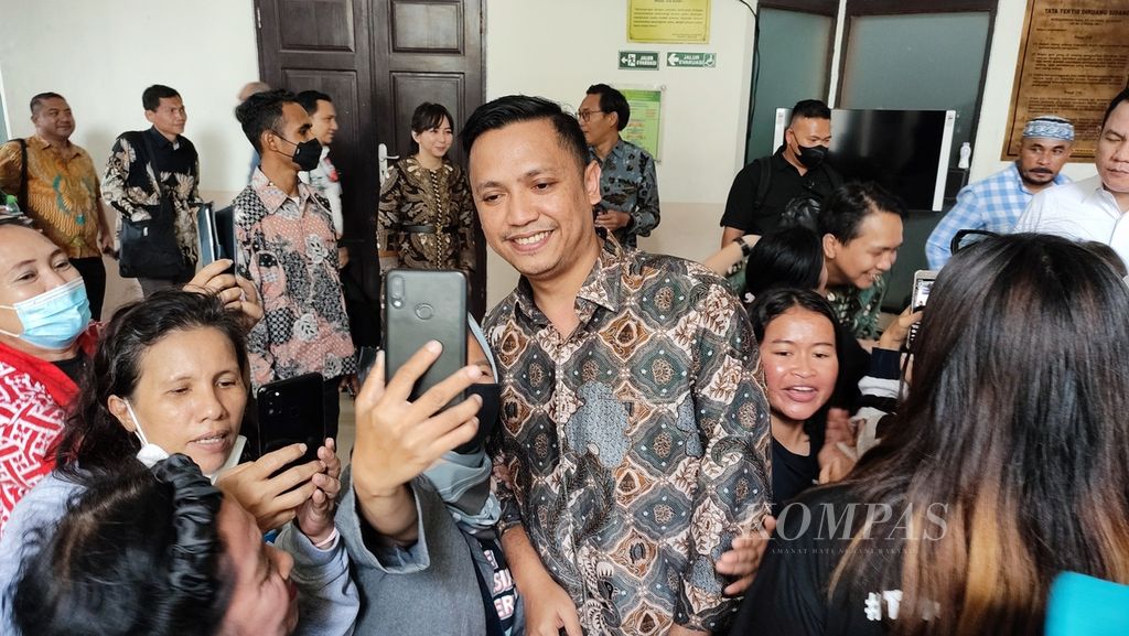 Kuasa hukum Richard Eliezer Pudihang Lumiu diajak berpose oleh para pendukung Richard, seusai sidang putusan bagi Richard di Pengadilan Negeri Jakarta Selatan, Rabu (15/2/2023). 